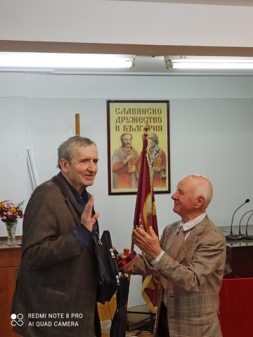 Председателят на Славянско дружество в България г-н Крум Лазаров, връчи юбилеен медал “Св. св. Кирил и Методий“ на акад. Георги Марков.